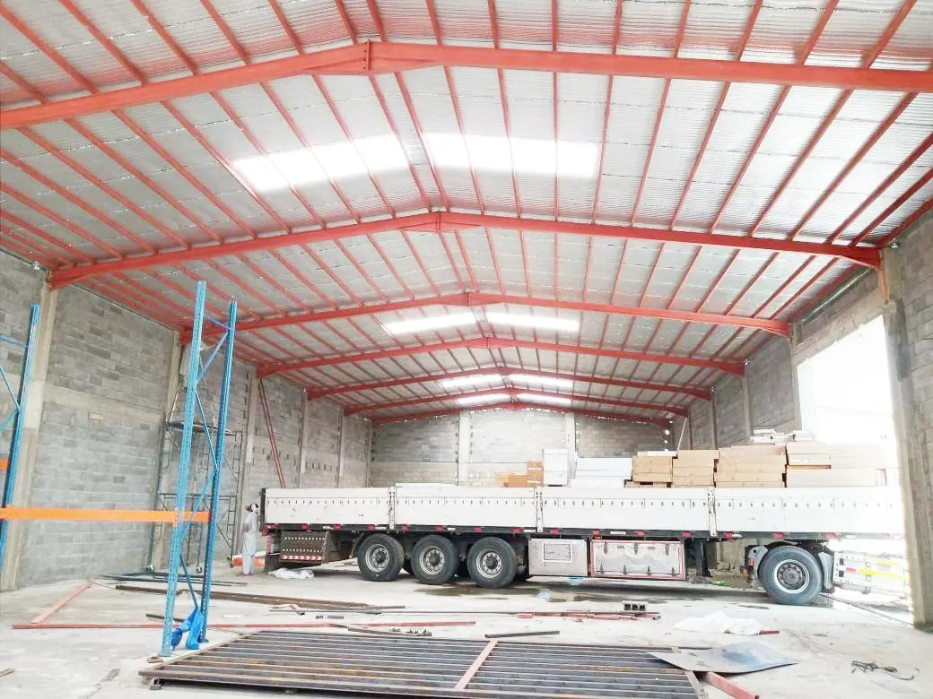 تصميم هندسي لهنجر زراعي بمقاطع حديدية مجلفنة لتوفير الحماية المثلى ضد الرطوبة والصدأ.
