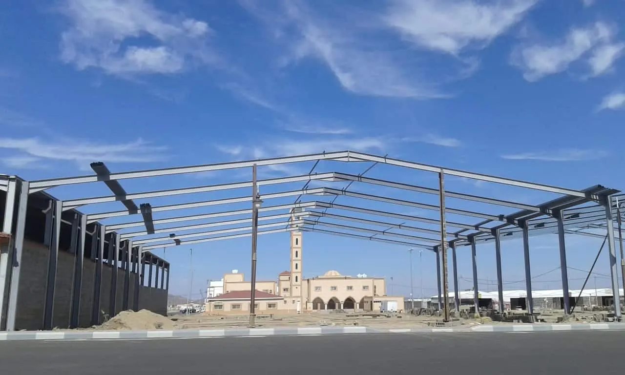 حداد هناجر الرياض يعمل على تنفيذ هناجر حديدية مصممة لتوفير أقصى درجات الأمان.